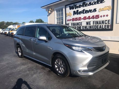 Used 2022 Toyota Sienna XLE FWD image 2