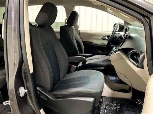 Used 2017 Chrysler Pacifica Touring image 7