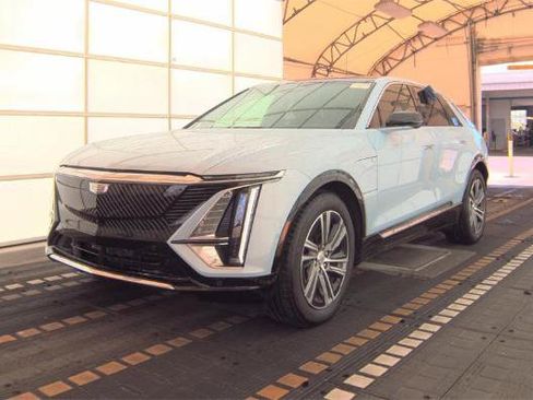 Used 2024 Cadillac Lyriq Luxury AWD/4WD image 3