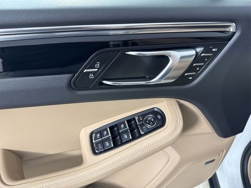 Certified 2025 Porsche Macan image 34