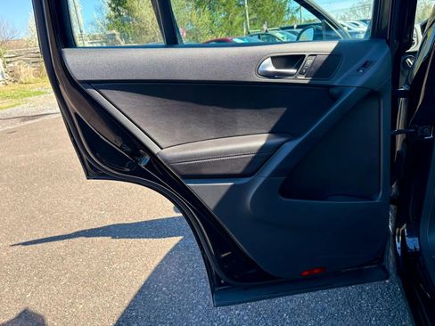 Used 2017 Volkswagen Tiguan S image 12