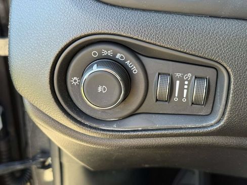Used 2019 Jeep Renegade Latitude AWD/4WD image 26