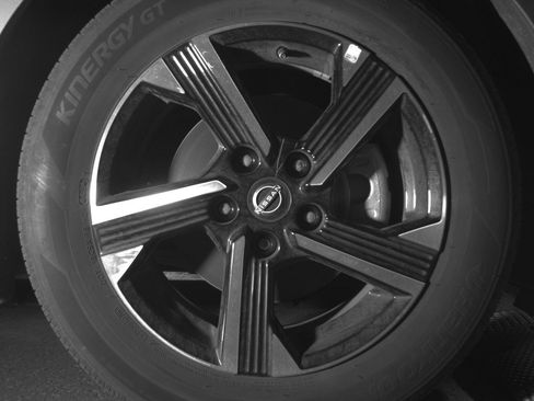 Used 2025 Nissan Sentra SV FWD image 13