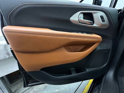 New 2026 Chrysler Pacifica Pinnacle image 21