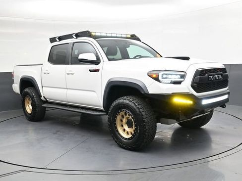 Used 2017 Toyota Tacoma TRD Pro image 2