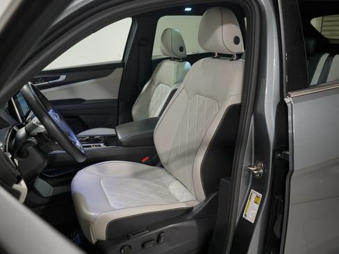 Used 2024 Volkswagen Atlas Cross Sport SEL Premium R-Line AWD/4WD image 6