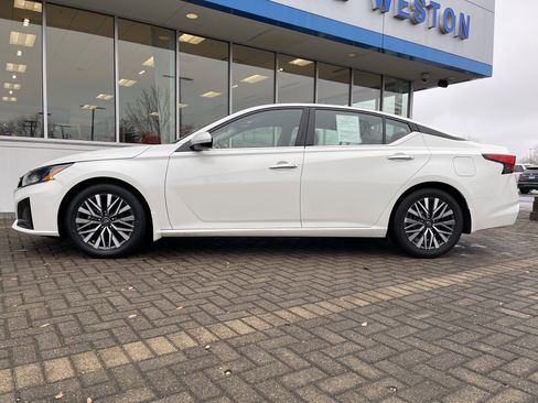 Used 2023 Nissan Altima 2.5 SV image 2