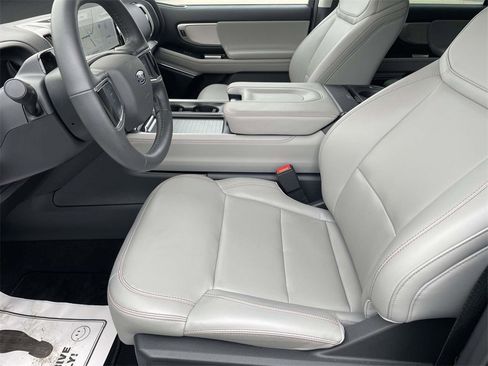 Used 2025 Ford Expedition Active image 13