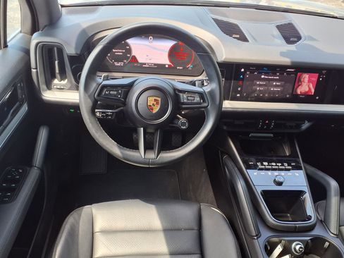 Used 2024 Porsche Cayenne AWD/4WD image 5