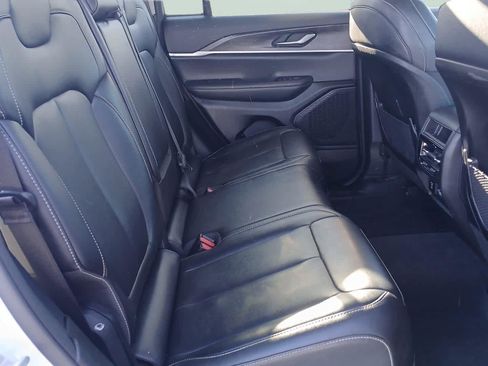 Used 2023 Jeep Grand Cherokee Limited image 34