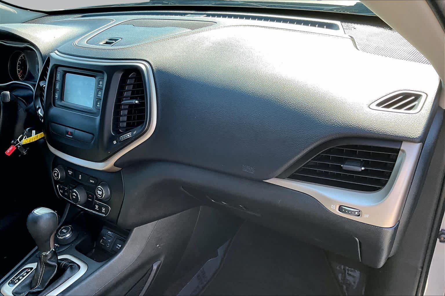 Used 2016 Jeep Cherokee Sport w/ Cold Weather Group AWD/4WD image 15
