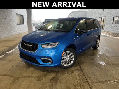 New 2026 Chrysler Pacifica Select