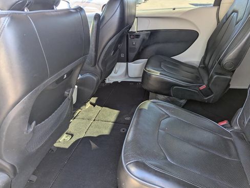 Used 2018 Chrysler Pacifica Limited FWD image 23