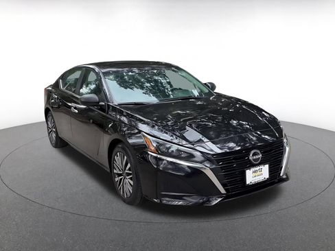 Used 2025 Nissan Altima 2.5 SV FWD image 3