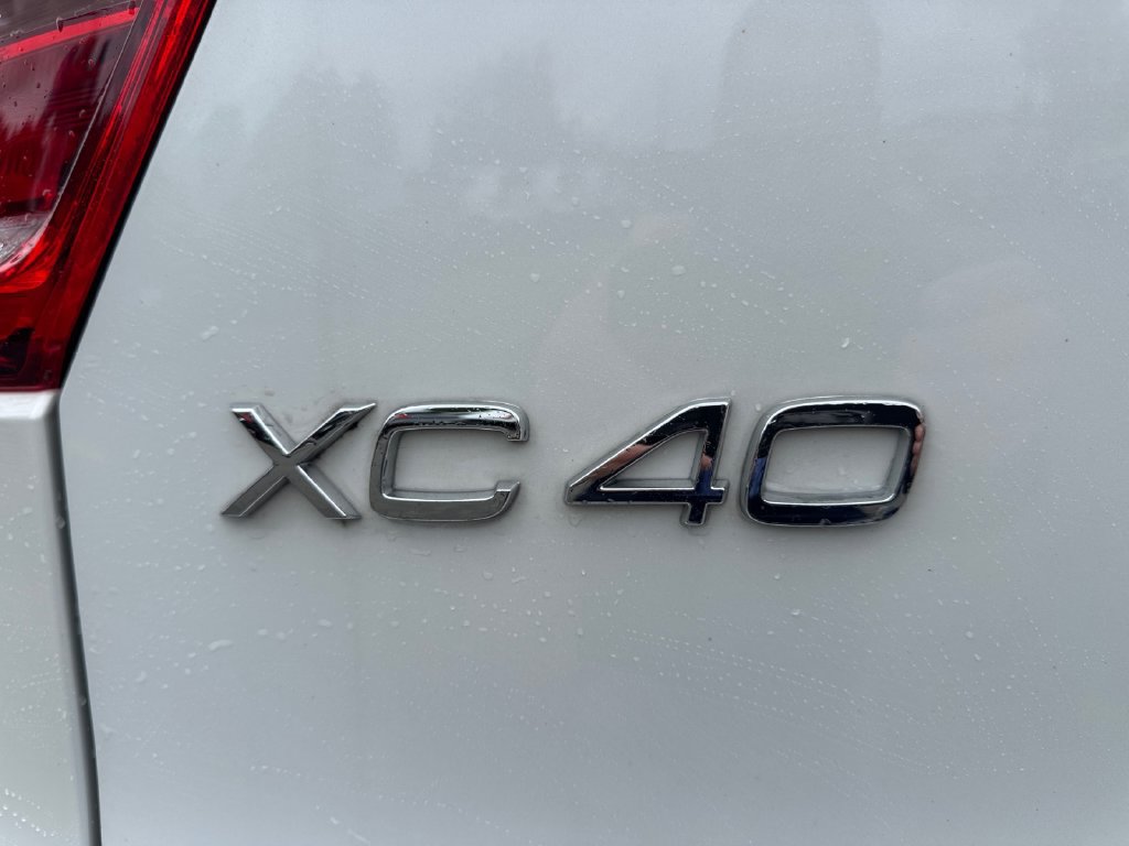 Used 2025 Volvo XC40 B5 Plus AWD/4WD image 10
