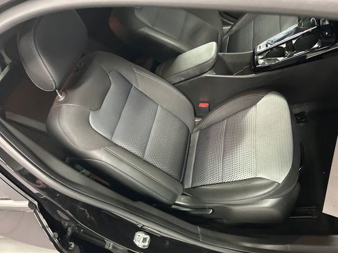 Used 2025 Chevrolet Trax LT w/ LT Convenience Package image 25