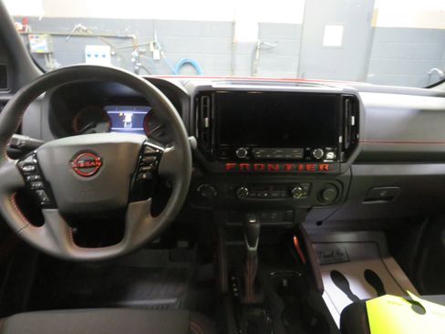 Used 2025 Nissan Frontier PRO-4X image 9