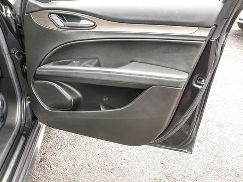 Used 2023 Alfa Romeo Stelvio Ti image 40