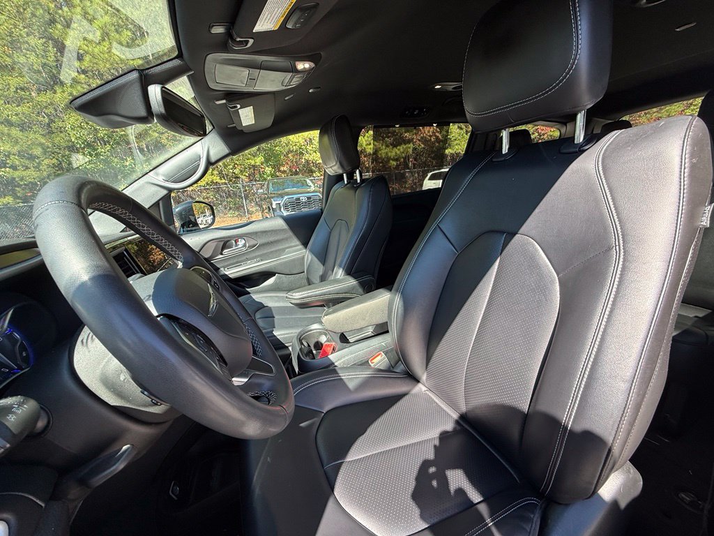 Used 2025 Chrysler Pacifica Select FWD image 10
