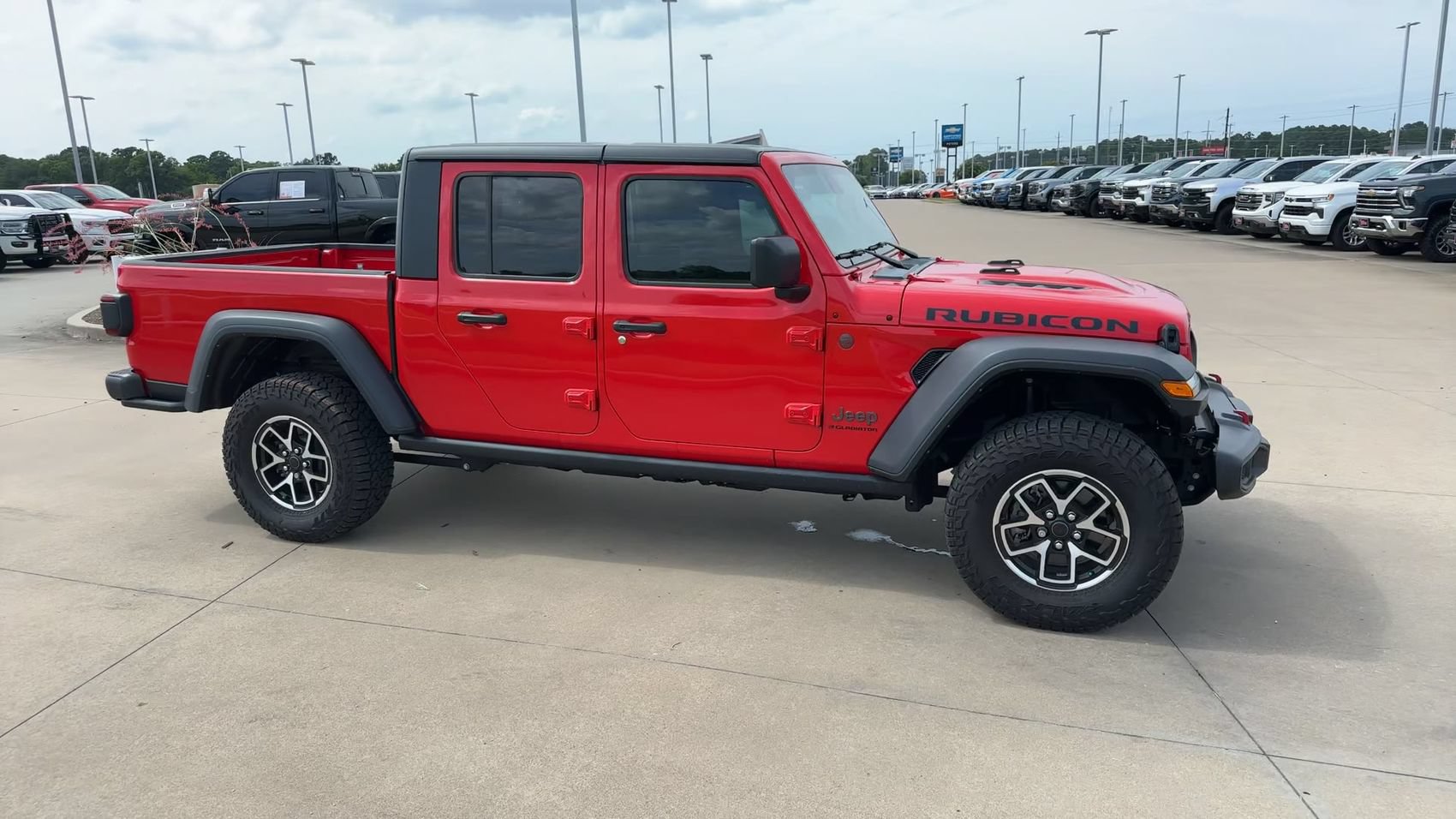 Used 2024 Jeep Gladiator Rubicon w/ Safety Group AWD/4WD image 9