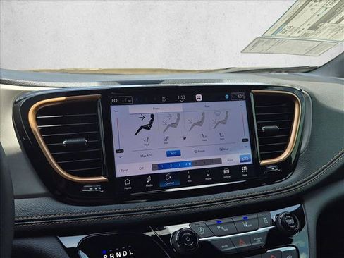 New 2027 Chrysler Pacifica Pinnacle w/ Theater Group FWD image 9
