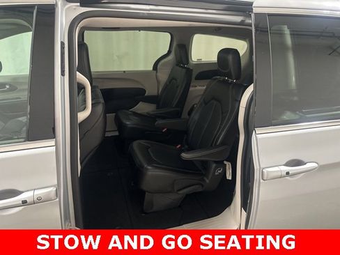 Used 2024 Chrysler Pacifica Touring-L image 9