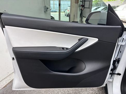 Used 2022 Tesla Model Y Long Range AWD/4WD image 17