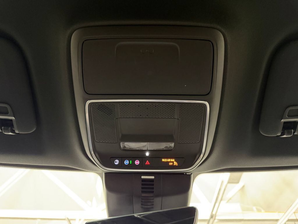 Used 2025 Chevrolet Traverse High Country FWD image 15