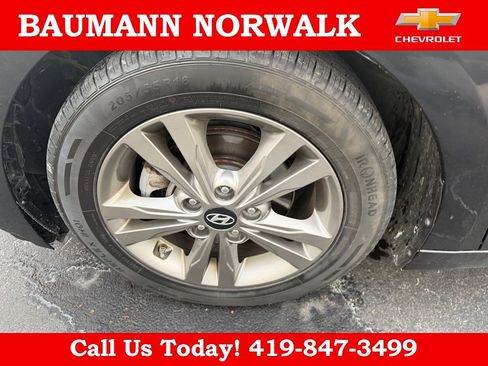 Used 2017 Hyundai Elantra SE image 7