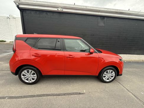 Used 2023 Kia Soul LX image 3