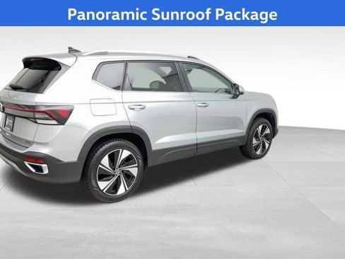 Certified 2025 Volkswagen Taos SE image 2