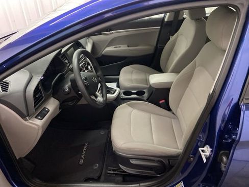 Used 2019 Hyundai Elantra SE image 24