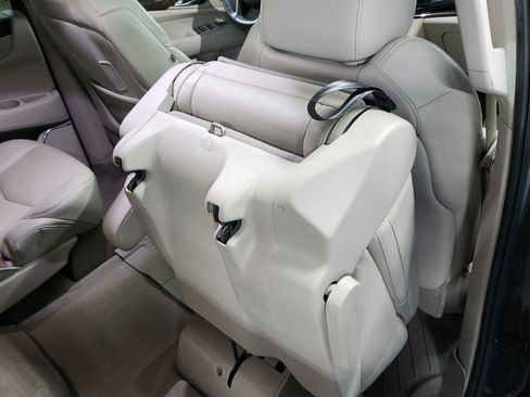 Used 2020 Cadillac Escalade Luxury w/ LPO, Radiant Package image 18