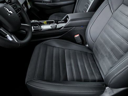 New 2025 Mitsubishi Outlander AWD image 13