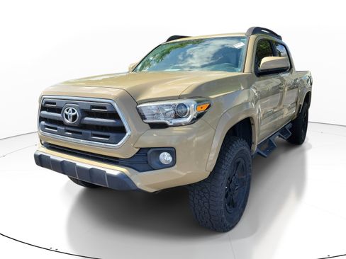 Used 2017 Toyota Tacoma SR5 w/ Tow Package RWD image 3