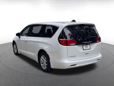 Used 2022 Chrysler Voyager LX FWD image 11