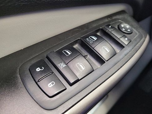 Used 2019 Jeep Cherokee Limited FWD image 27