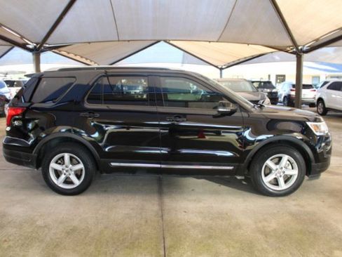 Used 2018 Ford Explorer XLT w/ Equipment Group 201A image 8