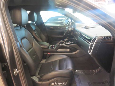 Used 2020 Porsche Cayenne S image 24