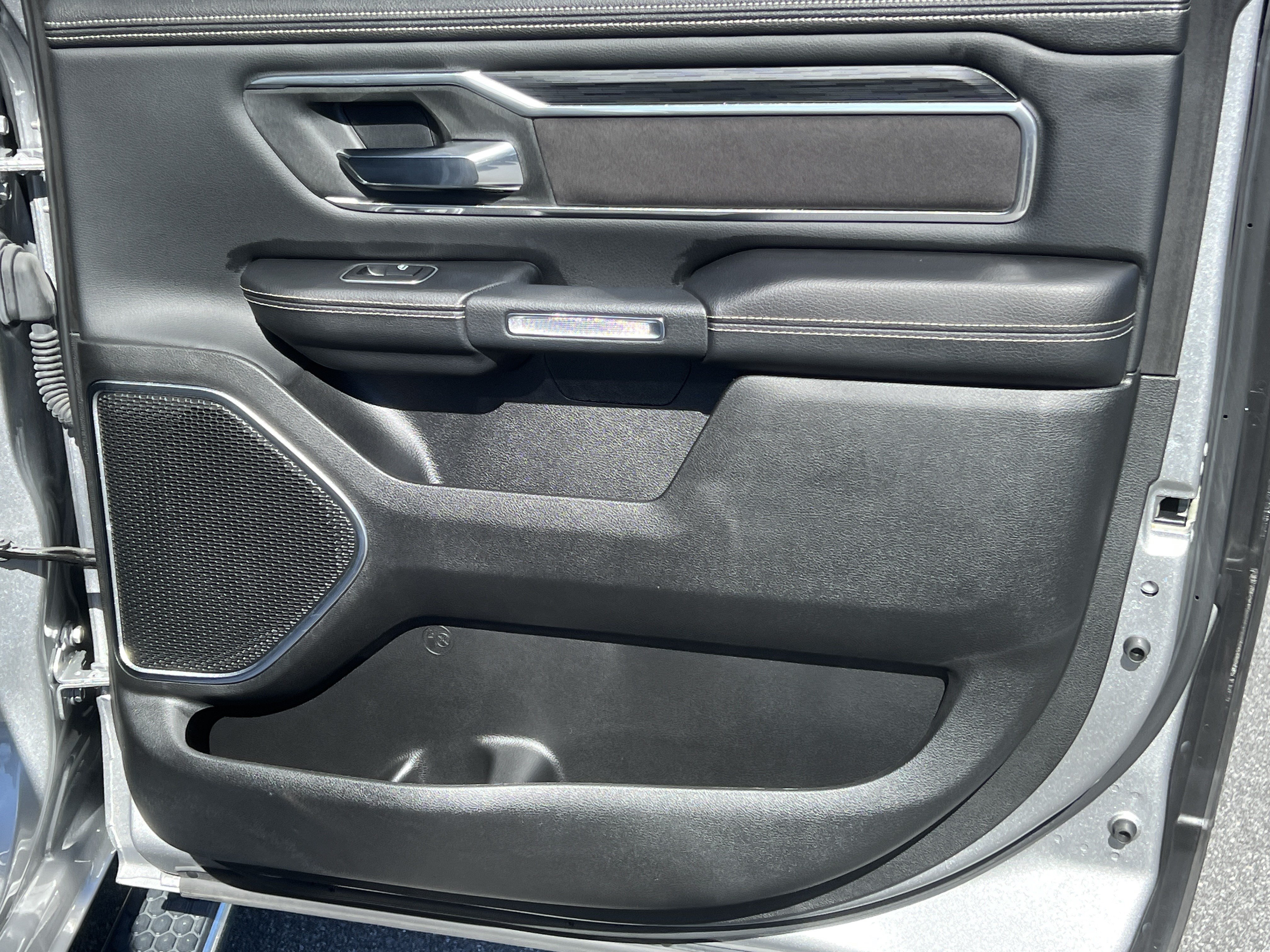 Used 2023 RAM 1500 Laramie AWD/4WD image 21