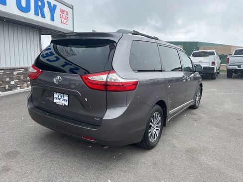 Used 2019 Toyota Sienna XLE w/ XLE Navigation Package FWD image 16