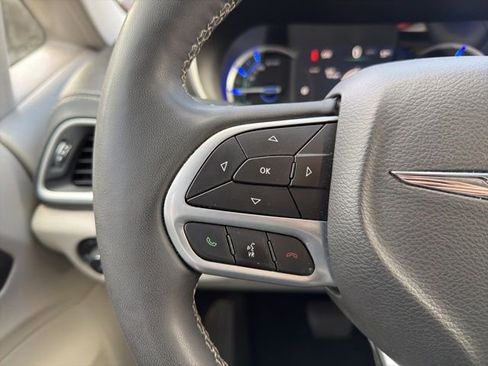 Used 2024 Chrysler Pacifica Select image 21