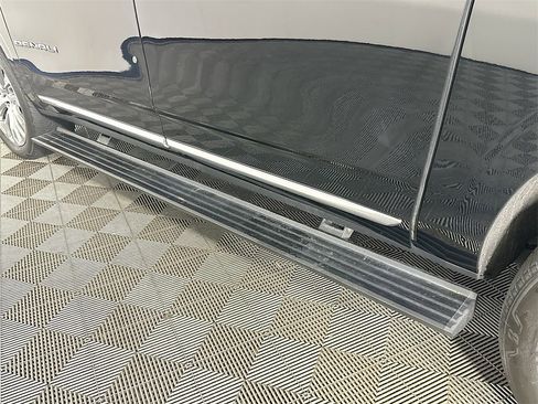 Used 2023 GMC Yukon XL Denali image 39