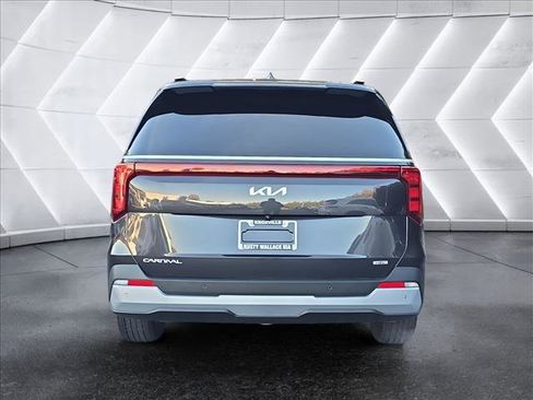 Used 2025 Kia Carnival EX image 4