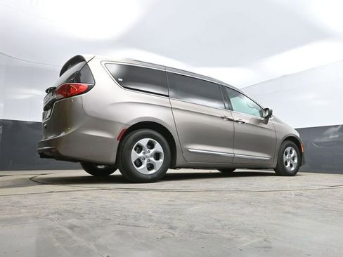 Used 2017 Chrysler Pacifica Touring-L Plus image 52