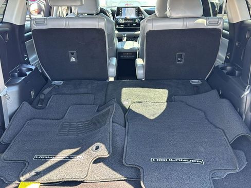 Used 2021 Toyota Highlander XLE image 30