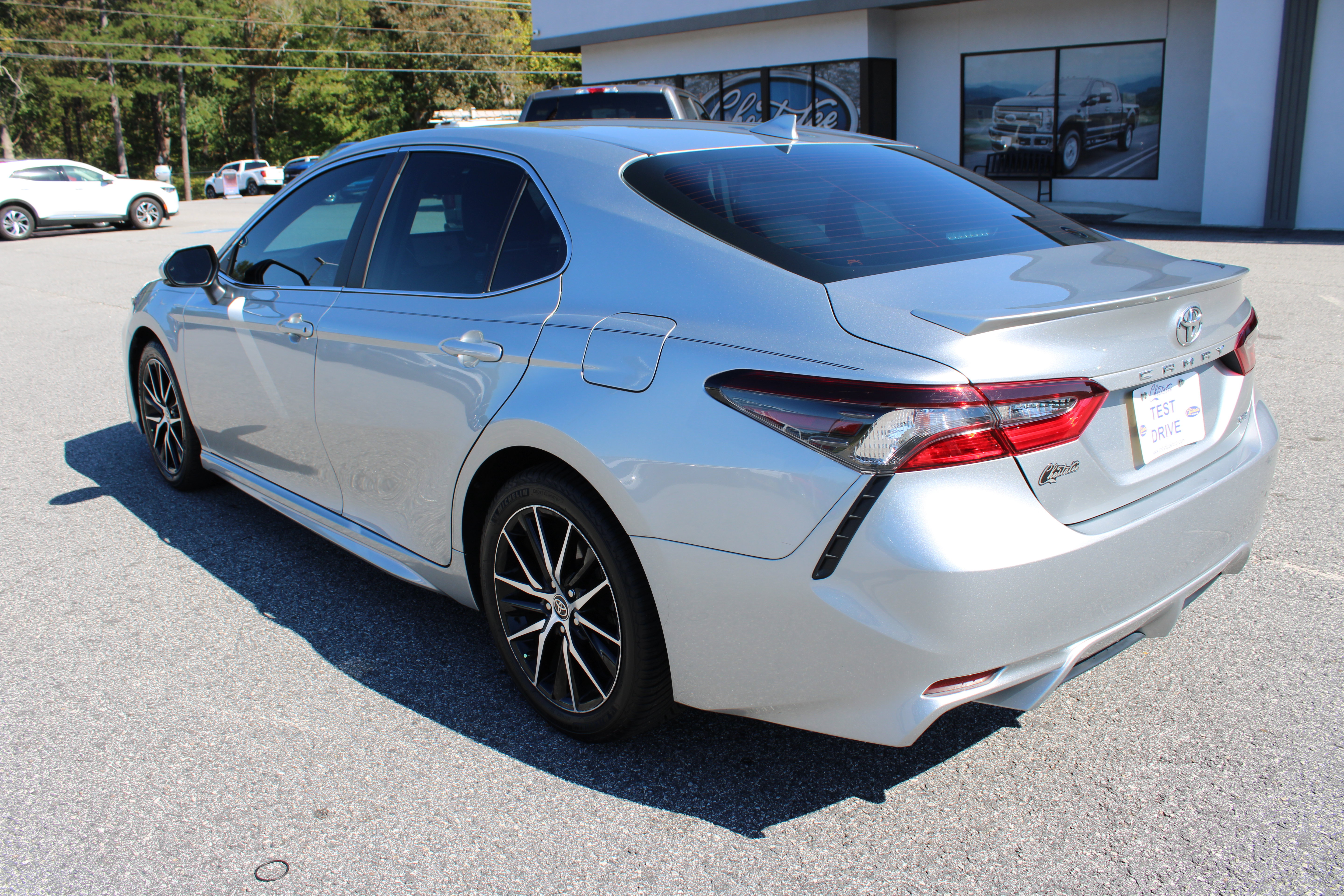 Used 2022 Toyota Camry SE w/ Audio Upgrade Package FWD image 8
