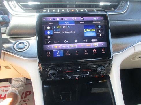 Used 2023 Jeep Grand Cherokee Limited AWD/4WD image 5