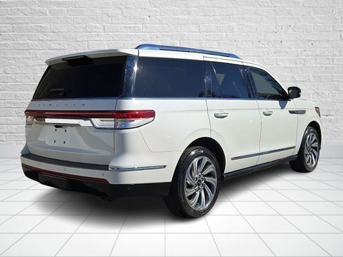 Used 2023 Lincoln Navigator Reserve image 6
