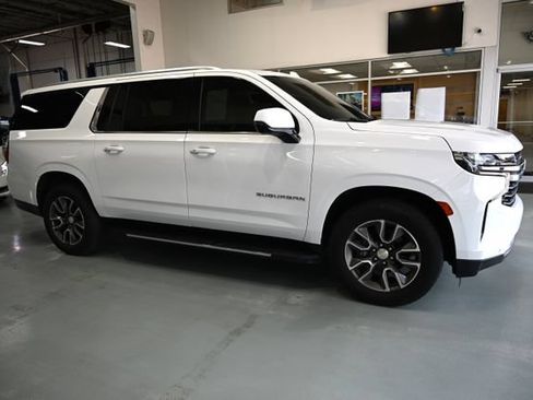 Used 2021 Chevrolet Suburban LT w/ Luxury Package AWD/4WD image 4
